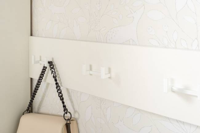 Три обувницы с зеркалом и вешалками для одежды Октава цвет белый шагрень/дуб крафт золотой